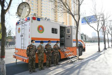 山西省人防辦信息保障中心值守人員肅立默哀，向英雄致敬、愿逝者安息